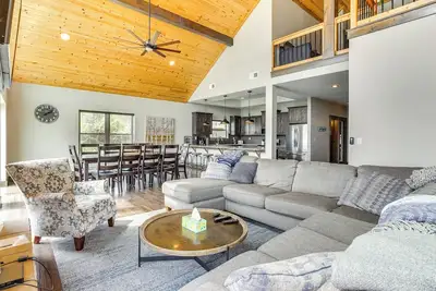 Image de Nouveau! Lavish Home w / Decks - Étapes menant à Table Rock Lake