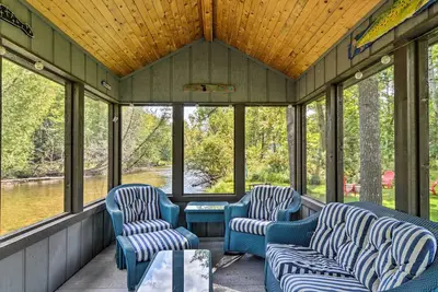 Image de Riverfront Traverse City Cabine avec Kayaks et Fire Pit