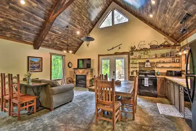 Image de Broken Bow 'Lilypad Cabin'- Hot Tub & Etang de pĂŞche