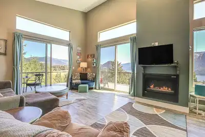 Image de Nouveau! 'Gorge Retreat' Carson Home avec une vue imprenable!