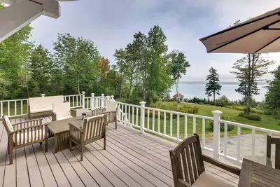 Image de Nouveau! Luxe Sorrento Home w \/ 200 pieds de bord de l'eau!
