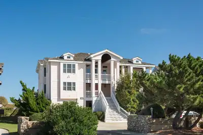 Image de Magnifique maison pour vos vacances en famille, en bord de mer avec piscine chauffée et bain à remous privé