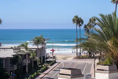 Image de Nouvelle liste! Délicieuse vue sur l'océan face à l'ouest avec un intérieur magnifique!