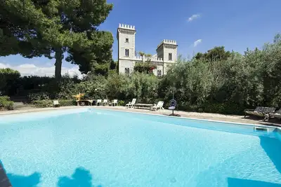 Chateau près de la mer avec piscine, parc et vue