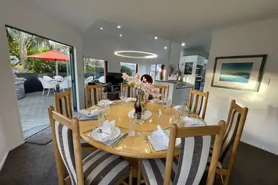 Image de 100 mètres de la célèbre promenade côtière, 5 cafés au bord de l'eau, restaurants, etc.