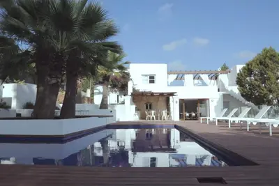 Image de 6 Br Villa avec piscine en forme de L, belle vue sur la mer et le meilleur emplacement à Ibiza