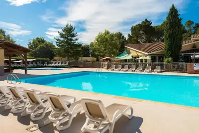 Image de Maison lumineuse avec terrasse | Accès saisonnier à la piscine!