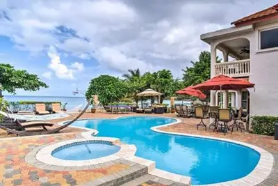 Image de 4br Villa en bord de mer WiFi \/ Piscine \/ Femme de ménage \/ Cuisine