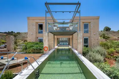 Villa Kaminia, architecture ultramoderne avec piscine couverte et extérieure