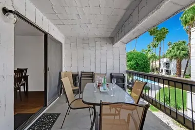 Image de 2bdrm / 2bath South Palm Springs Condo près de centres commerciaux et restaurants