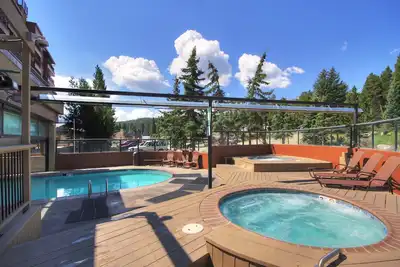 Image de Énorme location de ski avec piscine, bain à remous, accès navette et plus encore!