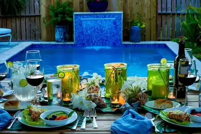 Piscine au paradis, près de la plage, espaces de vie en plein air étonnants.