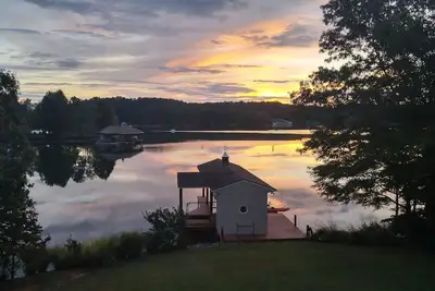 Image de Lane Summer! No Wake Cove / firepit / Bateaux / Hot Tub / Wifi / Gameroom / Cabana / Lot plat!