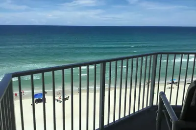 Image de Direct Oceanfront, récemment rénové 2 chambres, 2-Bath Condo - No Drive Beach