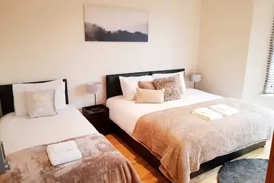 Image de Chambres luxueuses et récemment rénovées avec de hauts plafonds et de superbes équipements