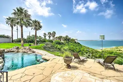 Image de Nouveau! Maison de luxe Del Rio avec vue sur la piscine et le lac!