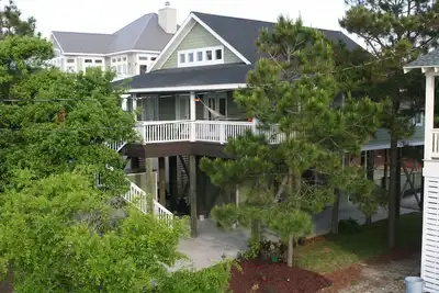 Image de Handicapped Accessible Pet Friendly Beach Home - Océan de l'autre côté de la rue avec ascenseur!
