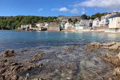 Image de Cottage en position ensoleillée avec vue sur la mer dans un endroit calme mais central du village.