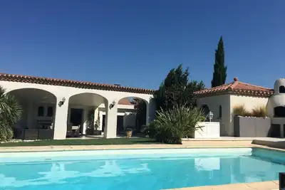 Image de Un écrin de verdure et de raffinement pour une <br>piscine mythique à Carcassonne