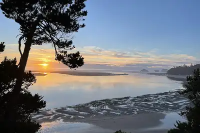 Image de Belle cabine en bord de plage avec vue panoramique sur l'océan Pacifique et Netarts Ba