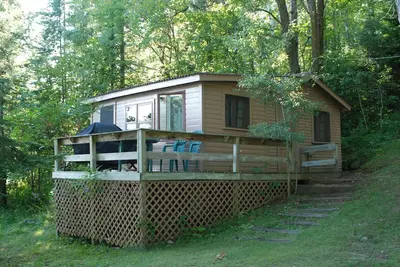 Studio Studio caché dans les pins immenses à moins de 10 pieds du lac. Animaux acceptés!