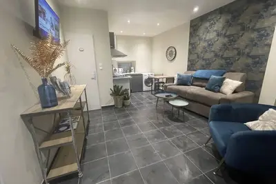 Image de Studio Lubéron est en centre ville douillet, lumineux moderne tout équipé.