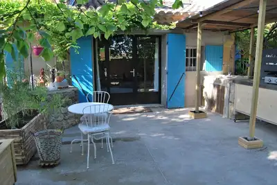 Image de Studio avec cuisines intérieur et extérieur, piscine au sel (5x10), trampoline