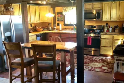 Image de Cottage de style anglais avec salle de bain principale, mezzanine avec couchage, pour quatre personnes.