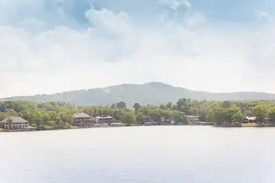 Image de Nouvelle Annonce Complète Remodel Lake Front Wifi King Lits avec piscine