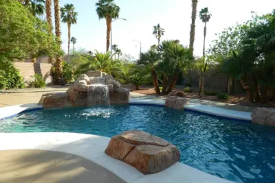 Image de Superbe oasis de jardin de Las Vegas avec Mountain View