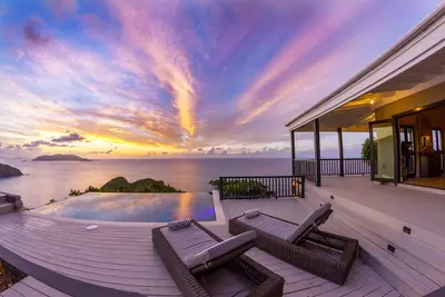 Image de Élégante villa isolée avec piscine, bain à remous et vue imprenable