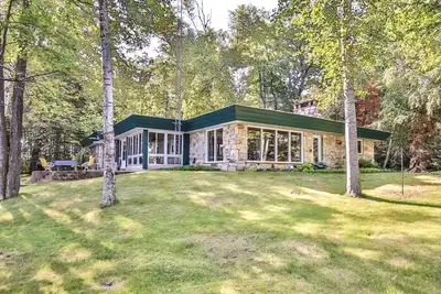 Image de Maison au bord du lac entièrement rénovée au bout d'une péninsule