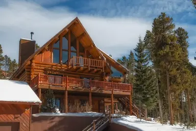 Vues panoramiques sur les pistes de ski. Navette gratuite vers les pistes et la ville. * Nuit Gratuite *