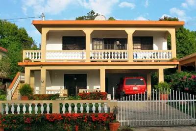 Dos Palmas-3Bdrm, 2Ba, Walk One Block to Caribbean, Malecon, restaurants, etc.