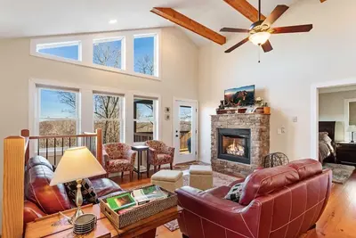 Image de Magnifique chalet de montagne 3bd avec une promenade des pistes de ski, une vue, une suite King Master, un casier Ă ski, un foyer, une table de jeu et bien plus encore!