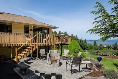 Image de Vue spacieuse à la maison qui capture la sérénité et la beauté de la Puget Sound