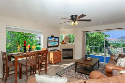 605 | ACCÈS Ascenseur, Balcon PRIVÉ Avec Belle Vue Sur La Montagne, Et Plus!