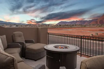 Image de 120 | Hot Tub PRIVÉ, Ping Pong, Ps4, 4 vélos, jeux, vues sur la montagne, et plus
