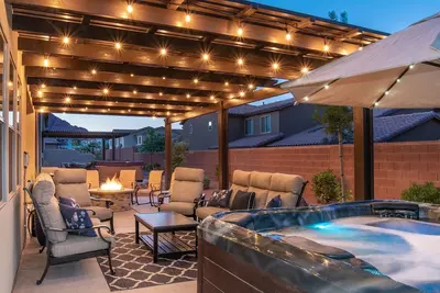 Image de 95 | Maison privée de luxe avec bain à remous, Nintendo Switch, Air-Hockey, sièges d'appoint / chaises hautes, jeux