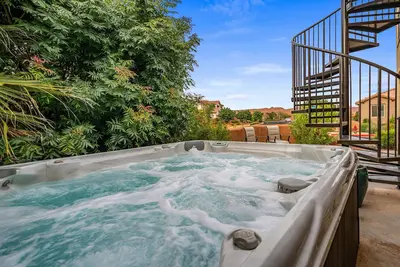 Image de 121 | Hot Tub PRIVÉ, X-Box, 5 VÉLOS, Boss Toss, Pack N` Play, Jeux, Vues Sur La Montagne Et Plus!