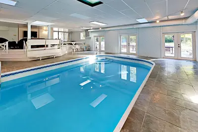 Image de 50% de rabais sur les semaines du printemps 2020 * piscine intérieure et grand espace familial