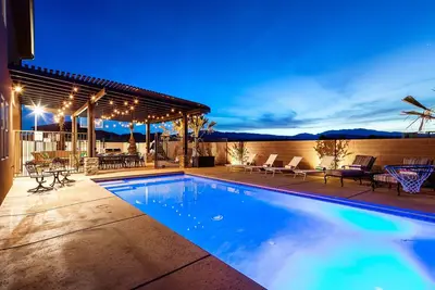 Image de 107 | Piscine privée, bain à remous, terrain de pickleball / basket-ball / terrain de futsal, salle de jeu, 5 unités X-Box, Super Ni