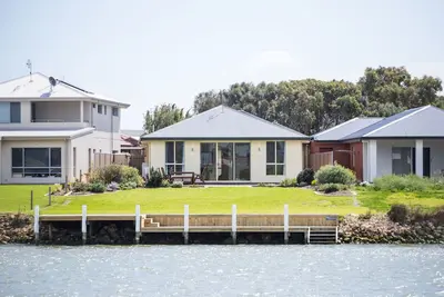 Image de House on the Marina - amarrez votre propre bateau à votre porte arrière