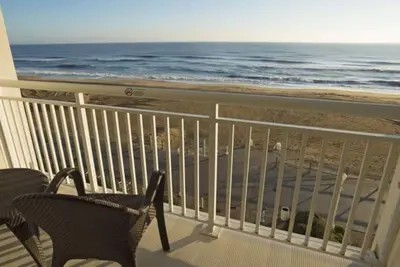 Image de Ocean Sands Resort avec un joli balcon en bord de mer