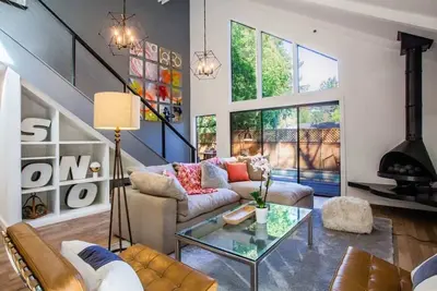 Image de Maison sur Broadway à la Plaza avec piscine privée