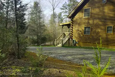 Image de Nite gratuite avec 3 août! Cabane en rondins / Montagnes, Lac, Plage, Chute d'eau, Rivière, Animaux de compagnie, Randonnée