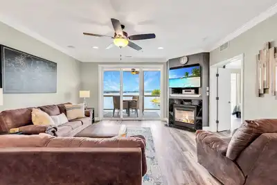 Image de Voir pour Miles! Condo 3br Lands 'End près du centre commercial Outlet: quais de la piscine du parc aquatique Wifi