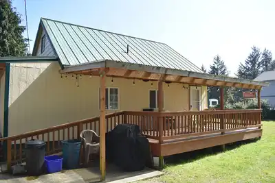 Image de Jolie maison de 2 chambres près de la baie avec un ruisseau dans l'arrière-cour!