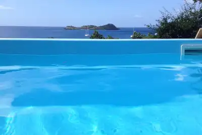 Villa en bois avec piscine privée, très belle vue sur mer et sur l'îlet Pigeon