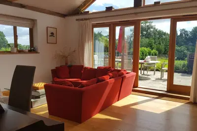 Image de 3 Lits (Ensuite) Self Catering Chêne contemporain encadré dans la campagne rurale